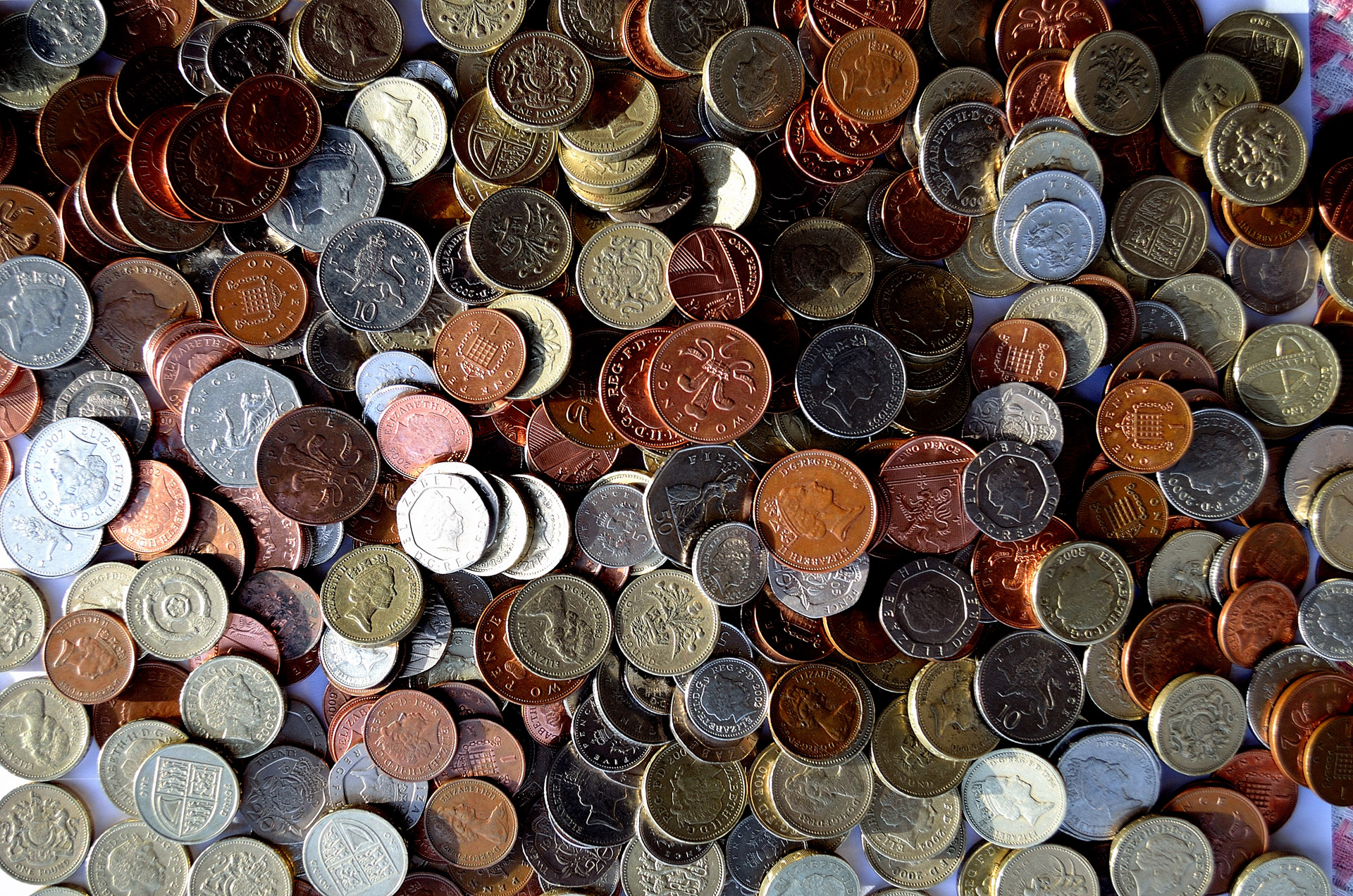 Image of American coins in a pile.